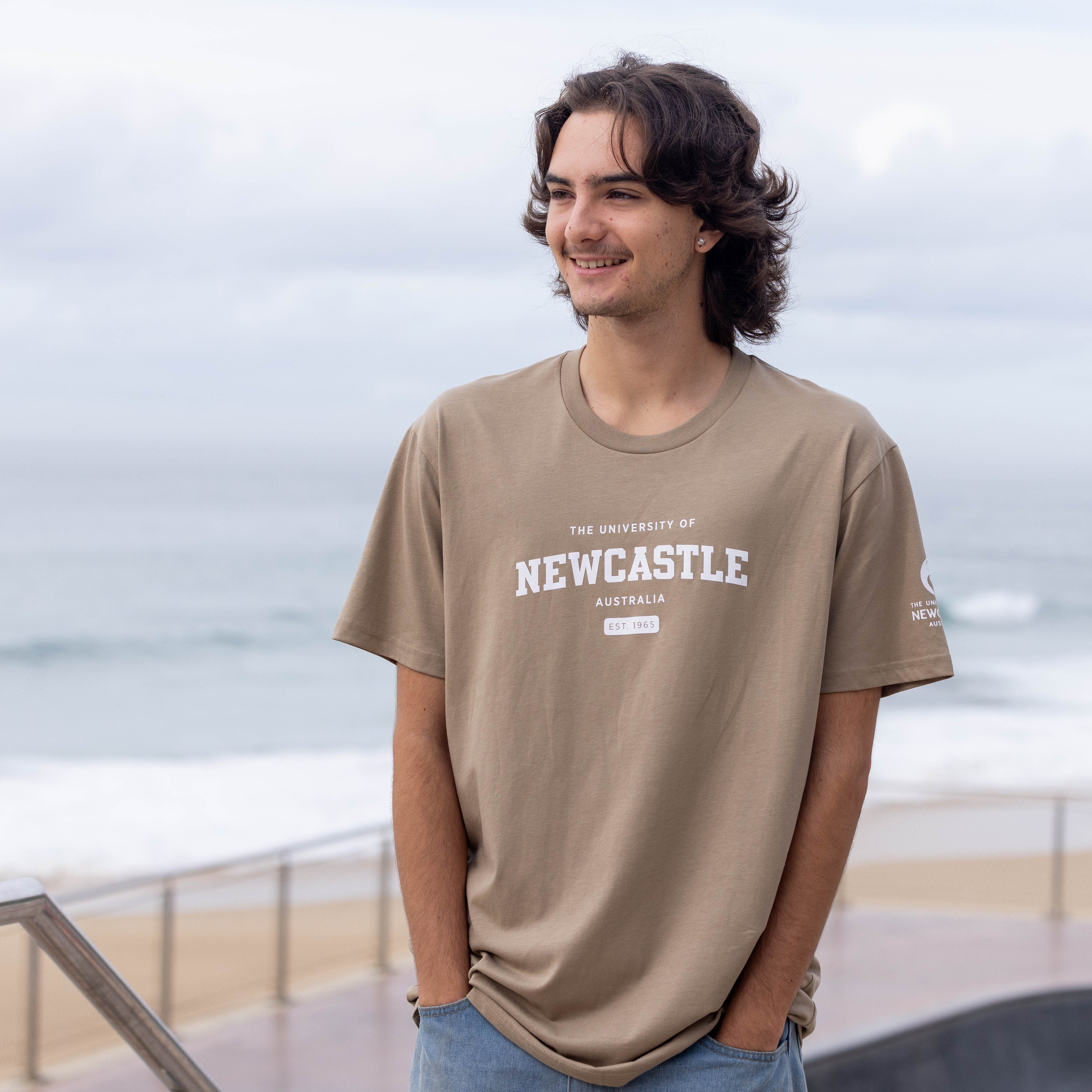 UNISEX VARSITY PRINT TEE - SAND