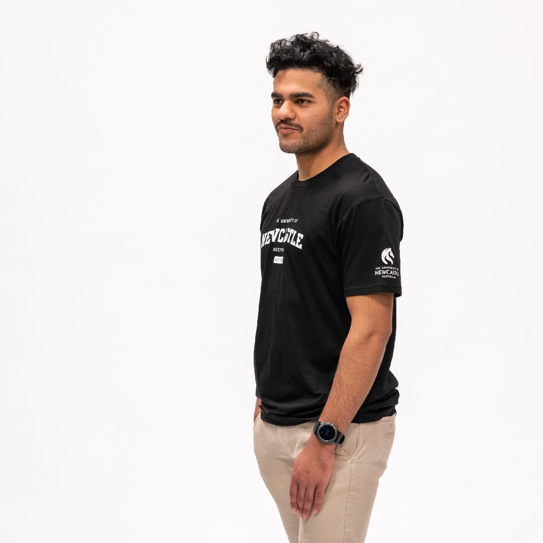 UNISEX VARSITY PRINT TEE - BLACK