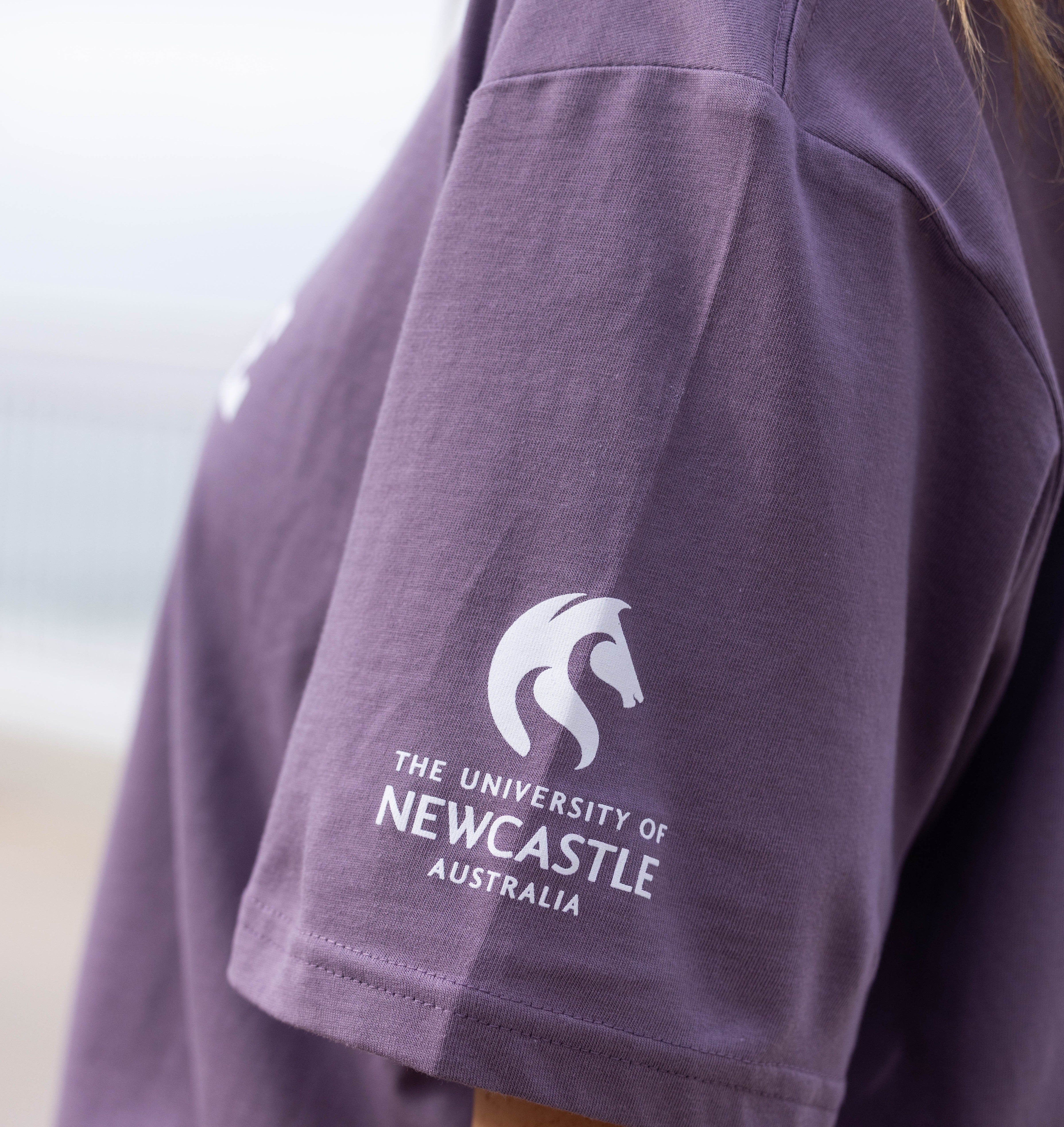 UNISEX VARSITY PRINT TEE - MAUVE