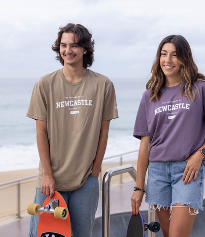 UNISEX VARSITY PRINT TEE - SAND